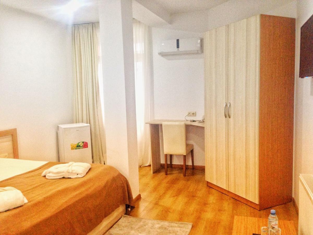 באטומי Hotel Marseille מראה חיצוני תמונה
